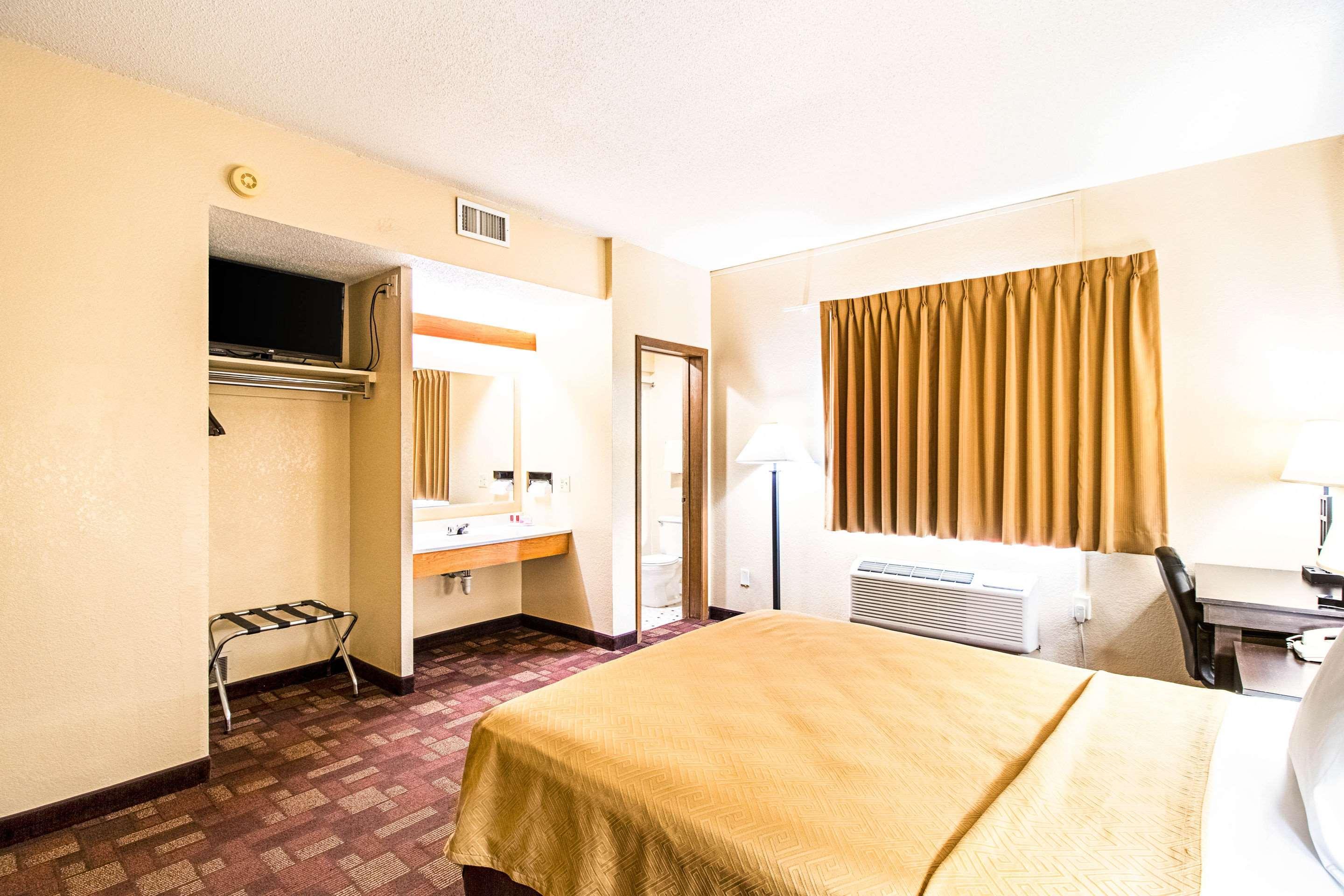 Econo Lodge Вотертаун Екстер'єр фото