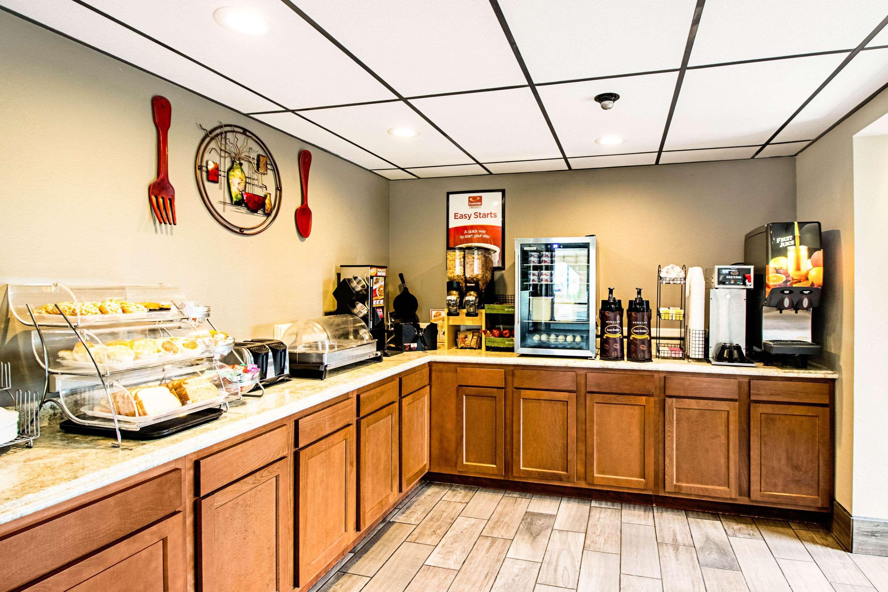 Econo Lodge Вотертаун Екстер'єр фото