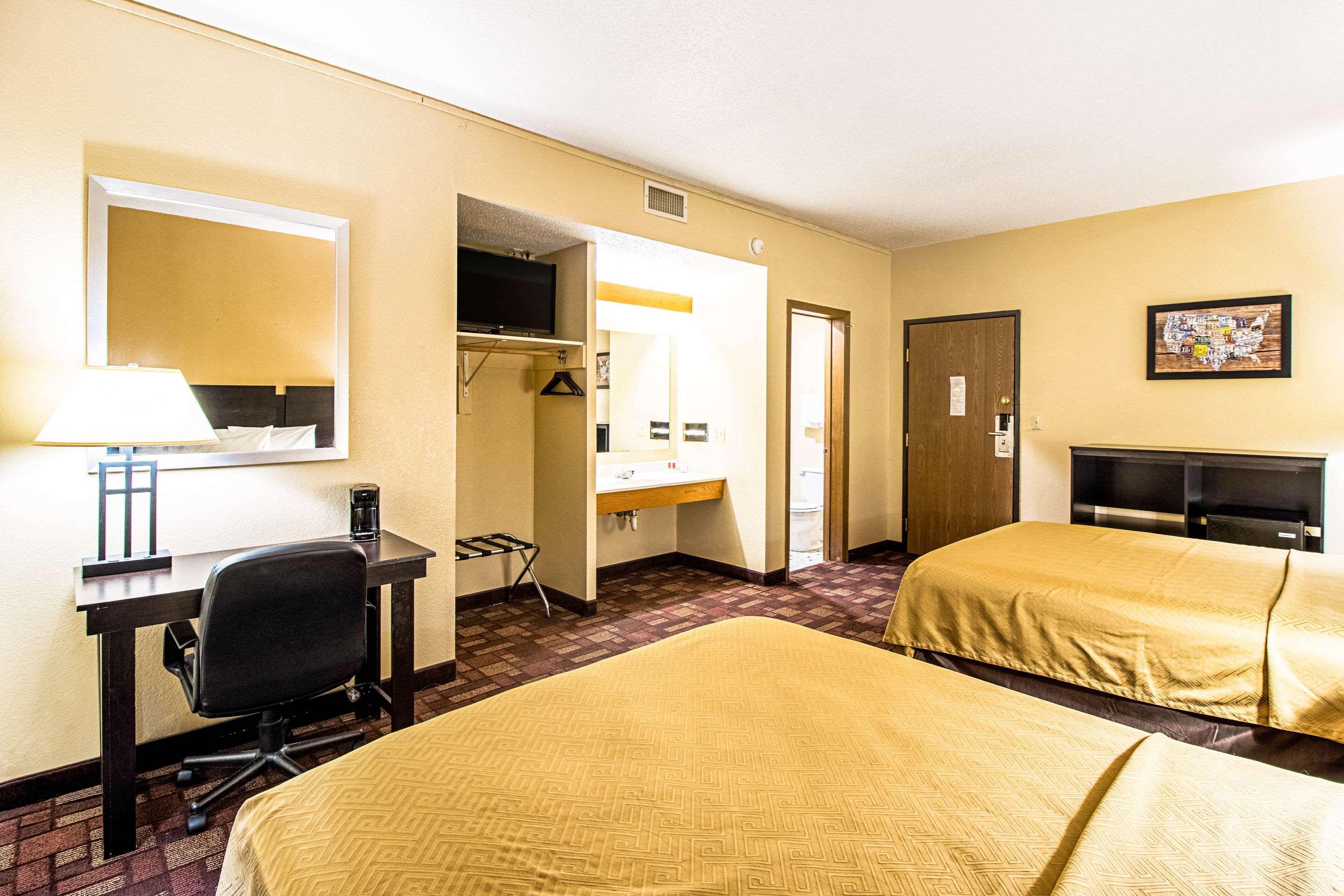 Econo Lodge Вотертаун Екстер'єр фото