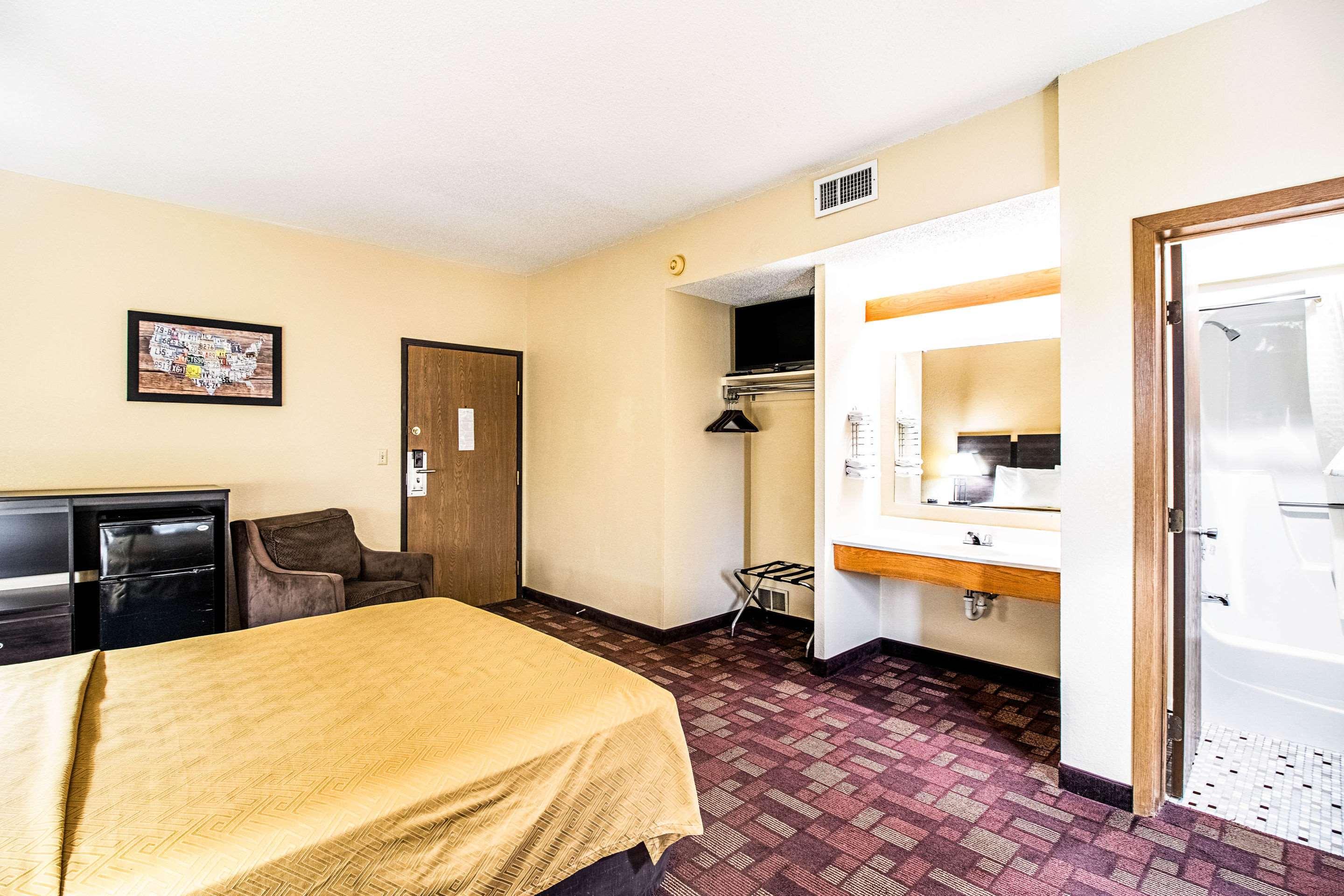 Econo Lodge Вотертаун Екстер'єр фото