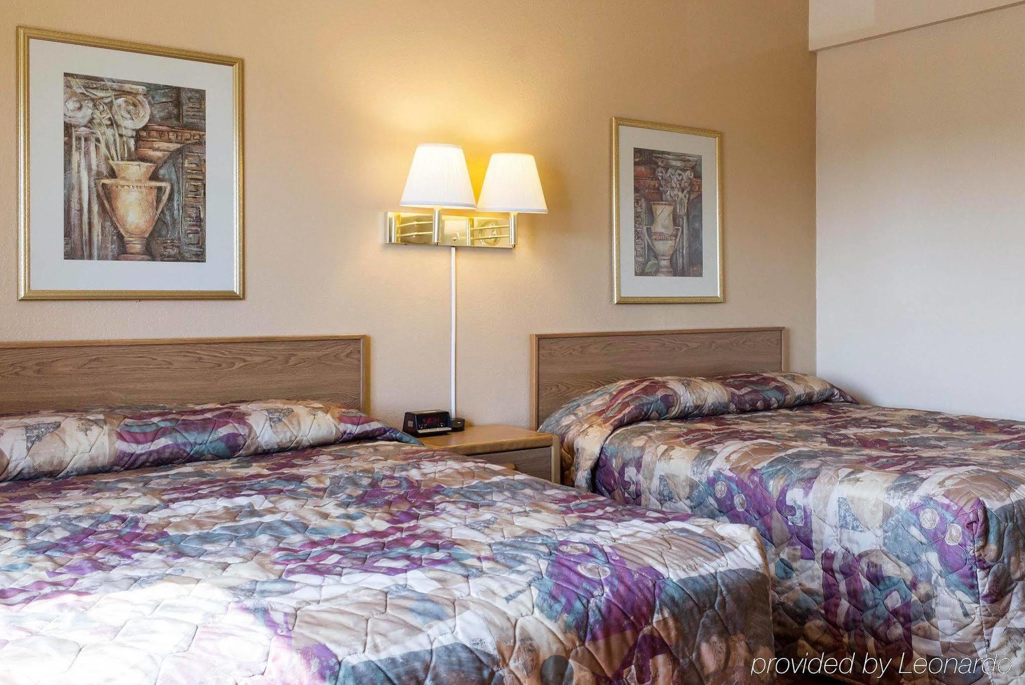 Econo Lodge Вотертаун Екстер'єр фото