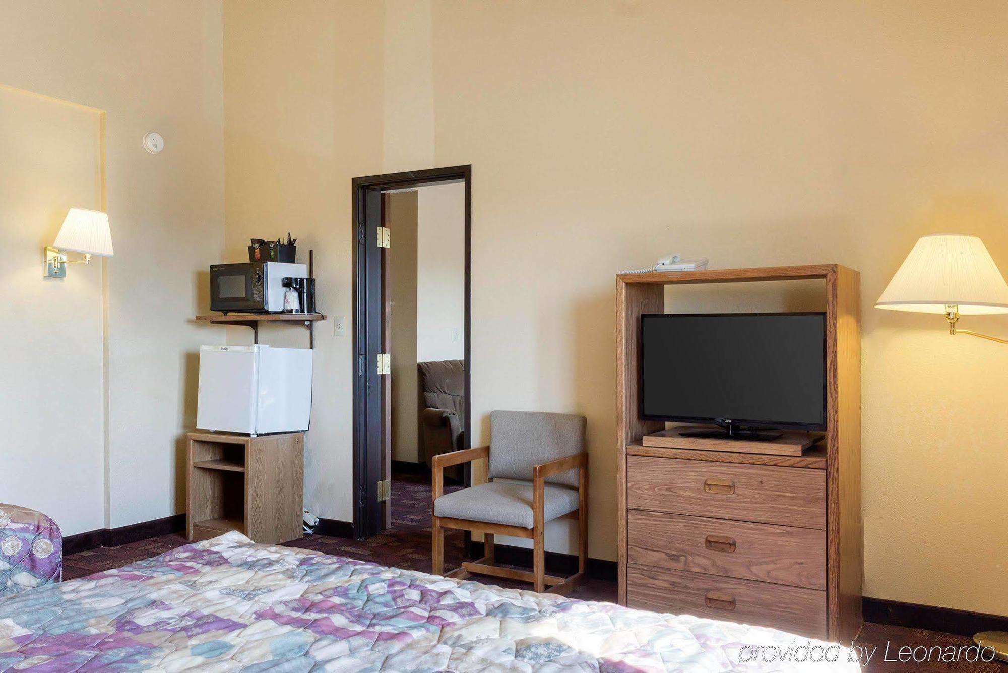 Econo Lodge Вотертаун Екстер'єр фото