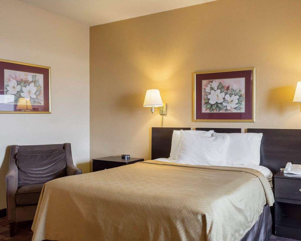 Econo Lodge Вотертаун Номер фото