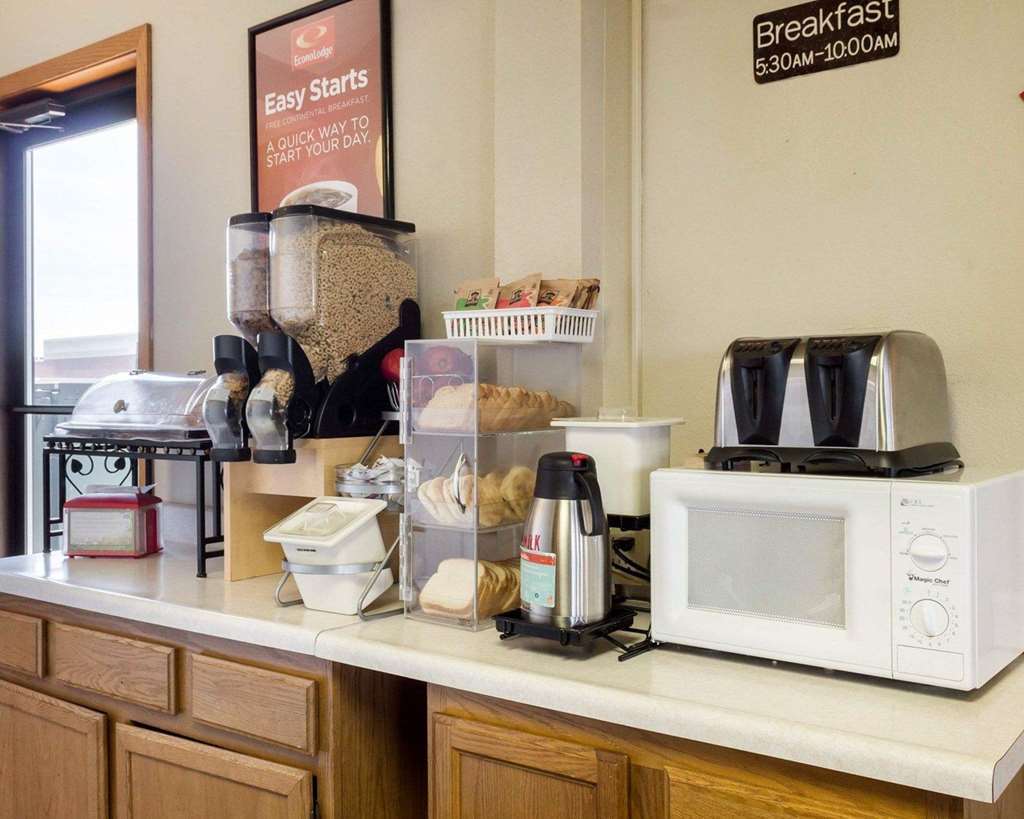 Econo Lodge Вотертаун Ресторан фото