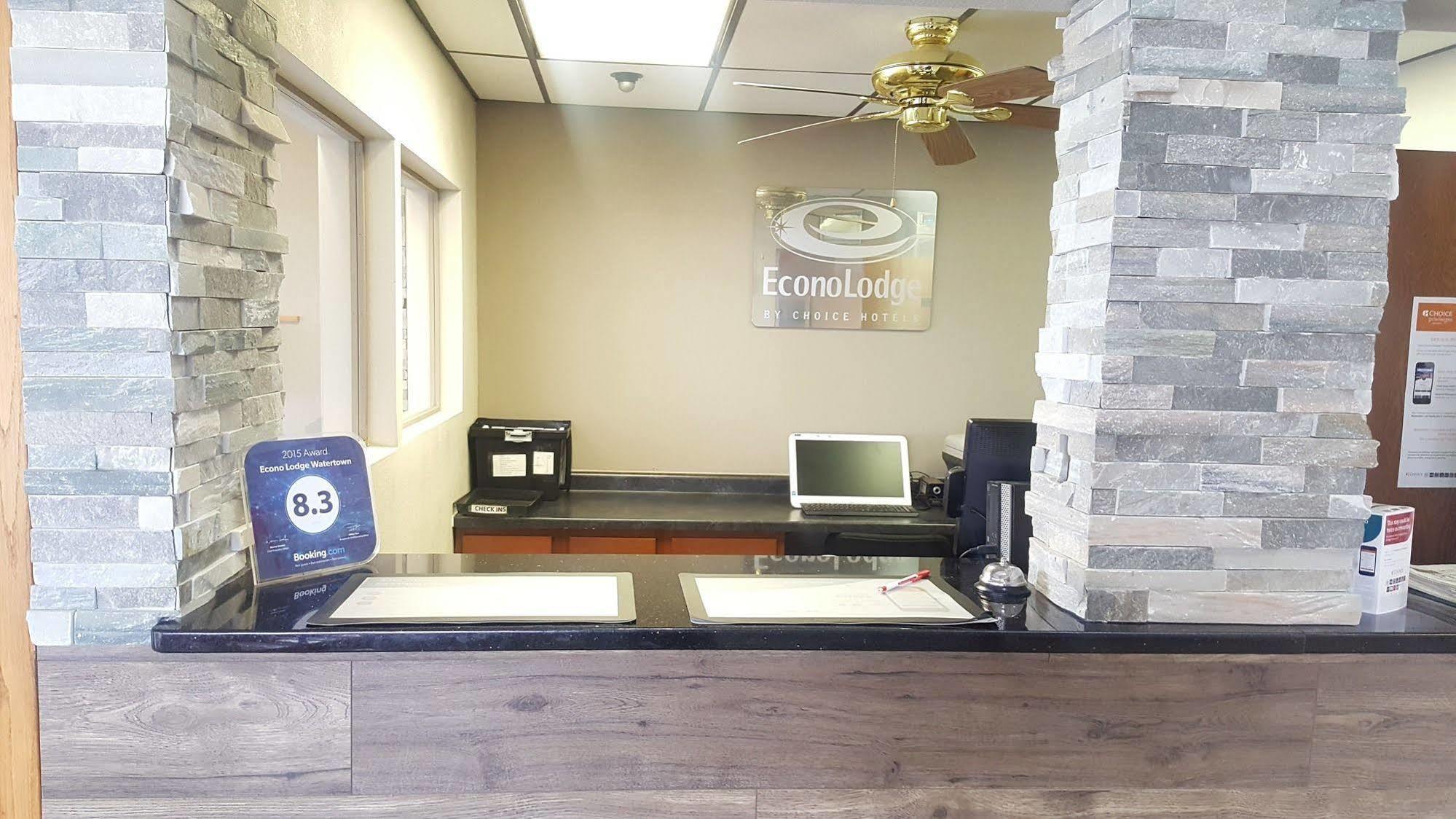 Econo Lodge Вотертаун Екстер'єр фото